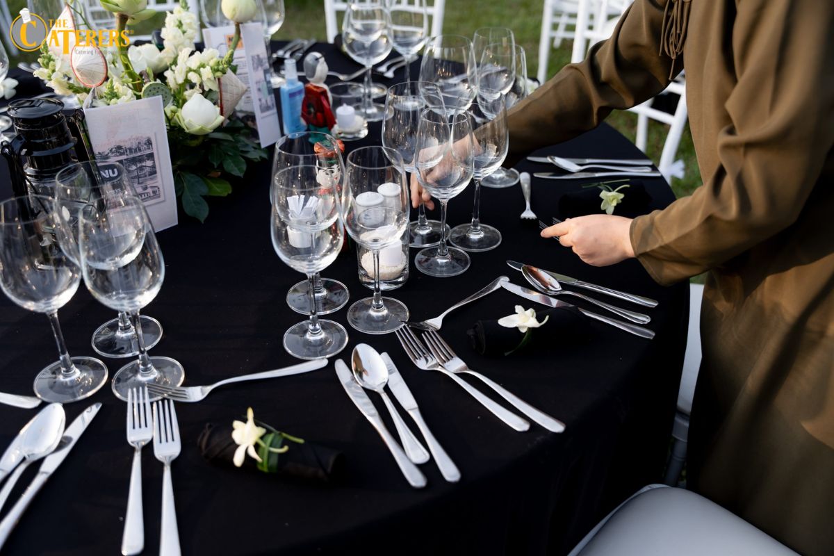 khách hàng đặt tiệc set menu trọn gói