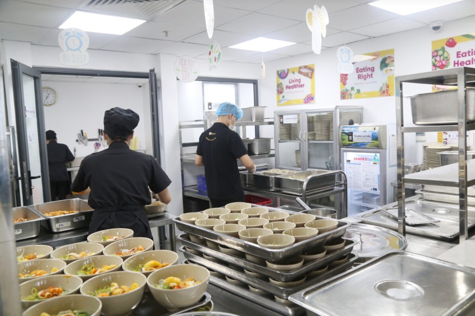 An Toàn Thực Phẩm Trong Dịch Vụ Suất Ăn Trường Học: Những Điều Nhà Trường Cần Biết
