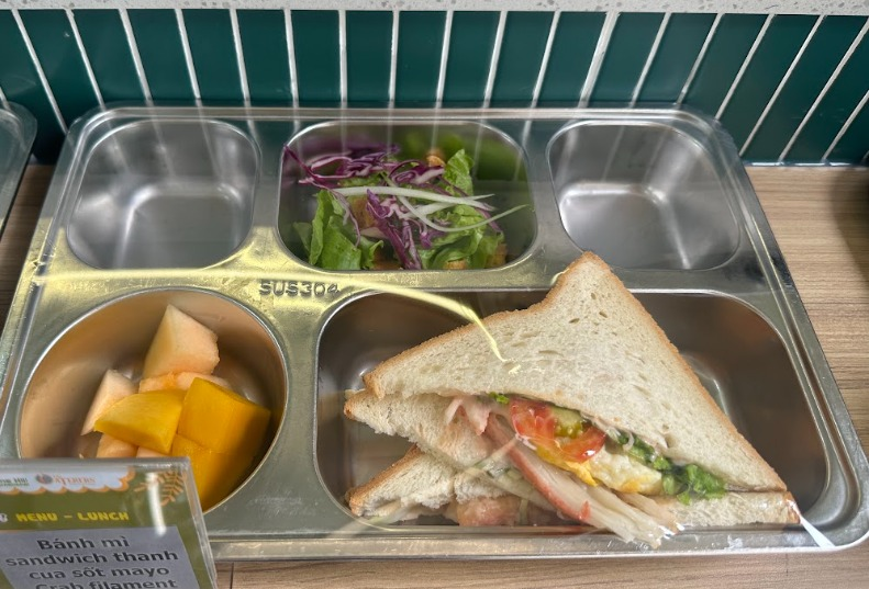 Sandwich Thanh Cua, Salad Và Trái Cây
