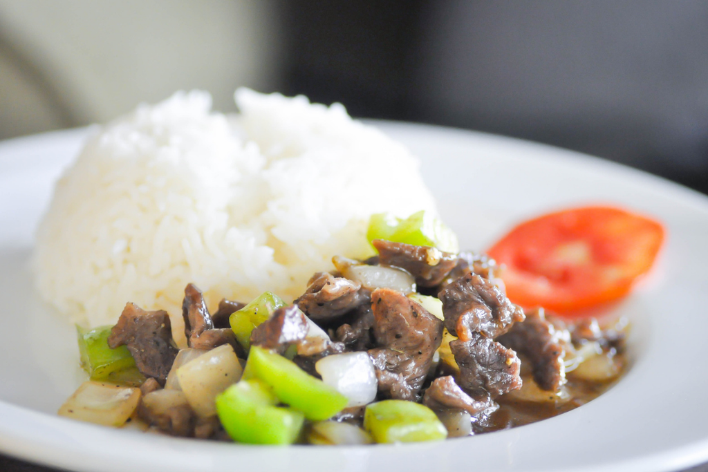 Rice with stir-fried beef and vegetables
