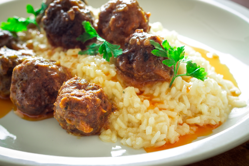 Rice with vegetable meatballs in tomato sauce